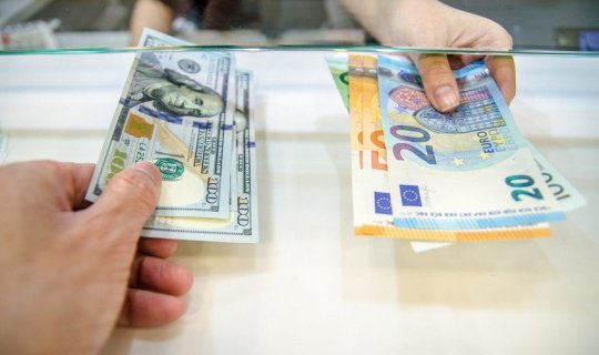 Bakıda gizlicə valyuta alveri edən vəzifəli şəxslər tutuldu