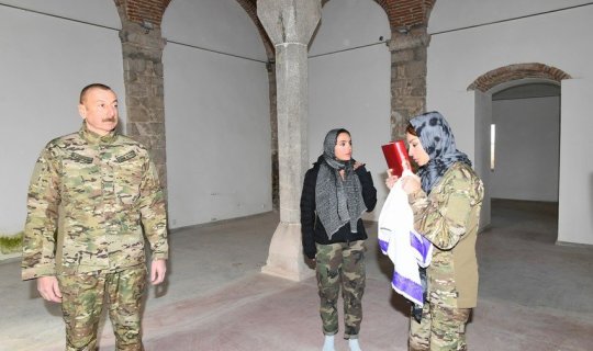 Mehriban Əliyeva Yuxarı Gövhər Ağa məscidinə “Qurani-Kərim” aparıb