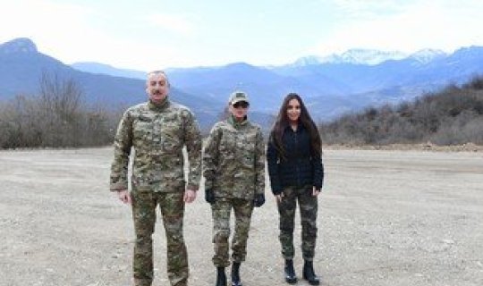 İlham Əliyev Büllbülün ev muzeyini ziyarət edib