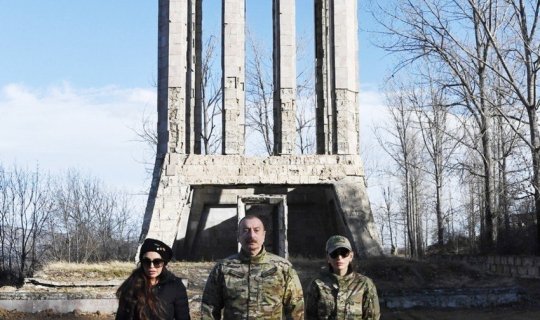 İlham Əliyev Vaqif türbəsini ziyarət edib