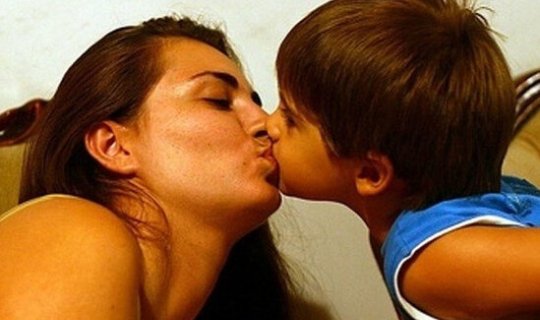 Uşağını dodağından öpən valideynlərin nəzərinə!