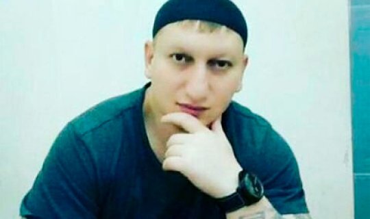 Rusiyada xüsusitəyinatlı forması geyənlər azərbaycanlı “qanuni oğru” qarşısında diz çökdü