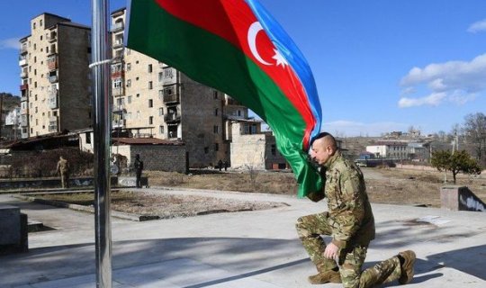 İlham Əliyev işğaldan azad edilmiş ərazilərdə bayrağımızı yüksəltdi - VİDEO