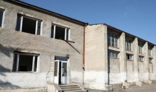 Ermənilər Xocavənddə məktəbi donuzxanaya çevirib - VİDEOREPORTAJ