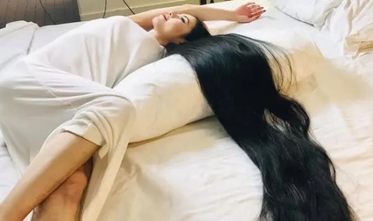 Bu qadının saçları görən hamını heyrətləndirdi - FOTO