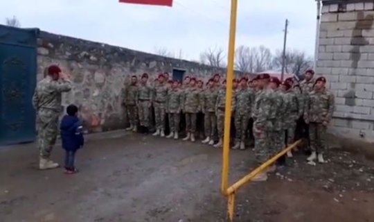 Şəxsi heyət şəhid komandirin övladının ziyarətinə getdi - FOTO/VİDEO
