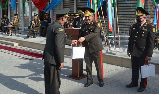 Zakir Həsənov hərbi liseyin bir qrup əməkdaşını mükafatlandırdı