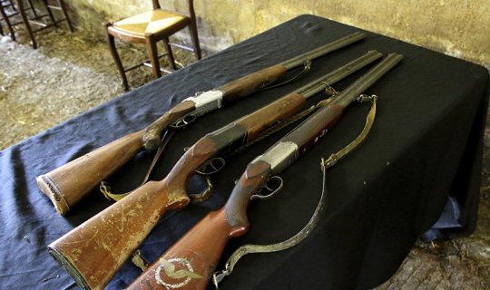 Babalarından miras qalan silahları polisə verdilər