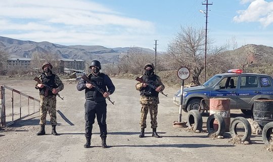 Azad olunmuş əraziyə keçmək istəyən şəxs avtomobillə polisi vuraraq qaçıb