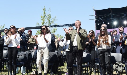 İlham Əliyev və Mehriban Əliyeva Şuşada “Xarıbülbül” festivalının açılışında iştirak edib - FOTO