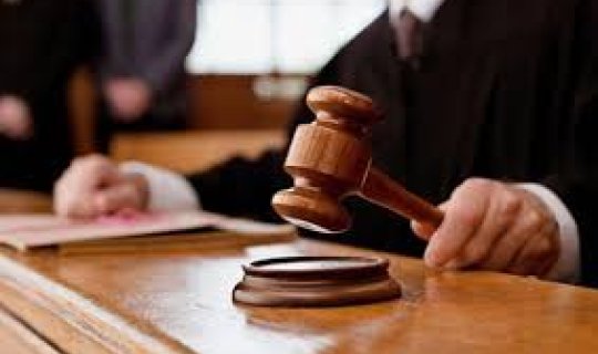 Tərtərdə azyaşlını öldürüb, anasına xəsarət yetirən şəxs hakim qarşısındaxa0