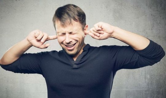 Nəyə görə öz səsimizi bəyənmirik? - Həkimdən izah