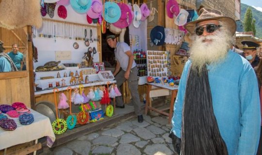 Dünyaca məşhur yoqa təlimçisi Azərbaycanı gəzir