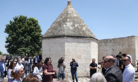 Xarici diplomatlar Ağdamda Xurşidbanu Natəvanın dağıdılmış məqbərəsi ilə tanış olublar - FOTO