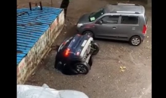Hindistanda torpaq maşını uddu - VİDEO