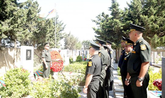 MN-in nümayəndə heyəti Milli Qəhrəman Mübariz İbrahimovun məzarını ziyarət edib