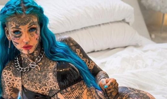 Gözünün içinə qədər tatu vurduran modelin əvvəlki halına \