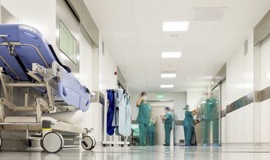 Şəkidə iki minik avtomobili toqquşub, xəsarət alan var