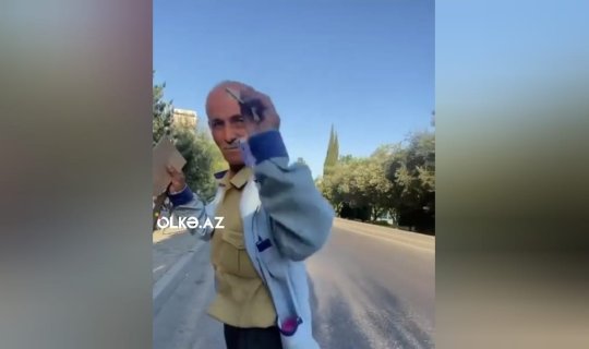 Bakıda gənc oğlan süpürgəçilərə pul payladı - VİDEO