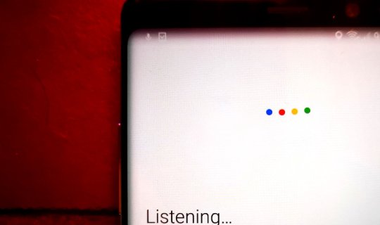 Google istifadəçilərin danışıqlarını dinləyir