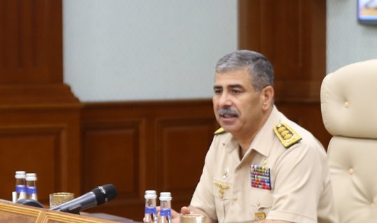 Müdafiə naziri müşavirə keçirdi