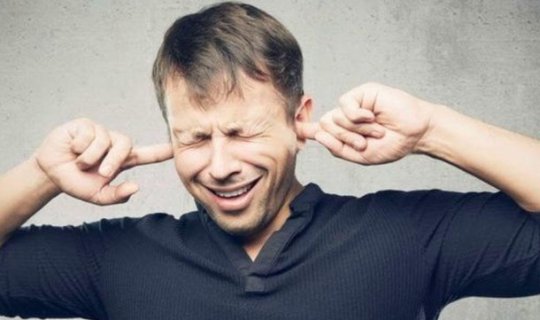 Nəyə görə öz səsimizi bəyənmirik? - Həkimdən izah