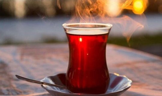Kimlərə yayda isti çay içmək olmaz?