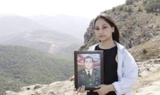 Polşada yaşayan şəhid övladı Şuşada atasının ruhunu yad edib