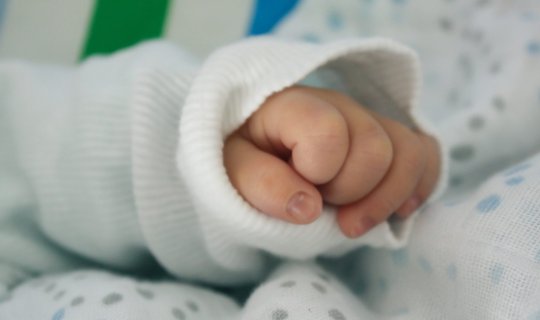 Bakıda ata 6 aylıq qızını boğub öldürdü: Oğlan istəyirmiş