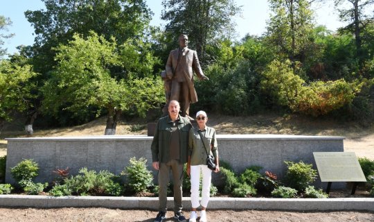 Prezident İlham Əliyev və birinci xanım Mehriban Əliyeva Şuşada Üzeyir Hacıbəylinin heykəlinin açılışında iştirak ediblər - YENİLƏNİB/FOTO
