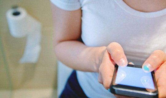 Tualetə əsla telefonla girməyin! - Bu xəstəliyə səbəb olur