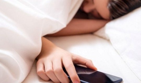 Telefonu niyə yastığın altına qoyub yatmaq olmaz?