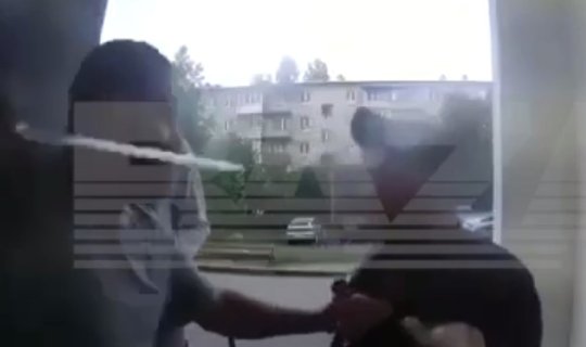 Binaya girmək istəyənləri bıçaqladı: \