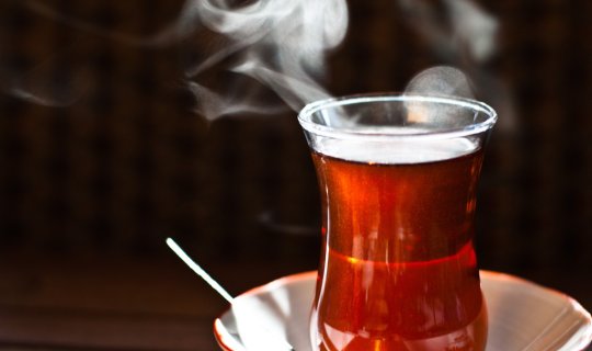 Çox qaynadılan, tünd dəmlənən çayın fəsadları