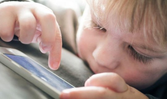 Smartfonlar uşaqların gözlərinə ziyan vurur