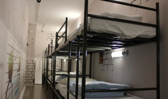 Paytaxtdakı hosteldə müəmmalı ölüm