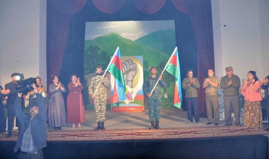 Ağdam teatrı yeni mövsümün ilk tamaşasını hərbçilər üçün təqdim edib - FOTO