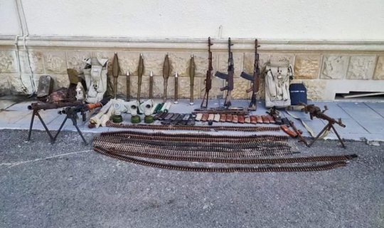 Füzulidə düşmənin atıb qaçdığı onlarla raket sistemi, avtomat təhvil verilib - FOTO