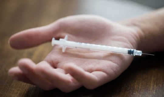 Bakıda cinsi orqanına narkotik maddə vuran kişi qanaxmadan öldü