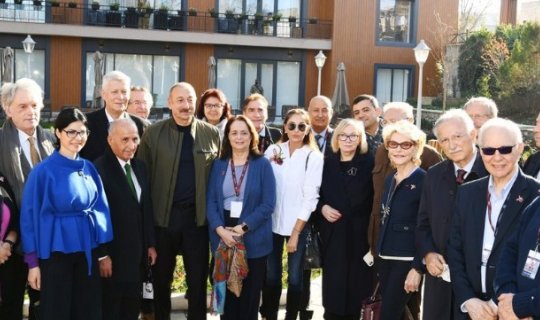 Prezident və birinci xanım VIII Qlobal Bakı Forumunun Şuşaya səfər edən iştirakçıları ilə söhbət ediblər - FOTO