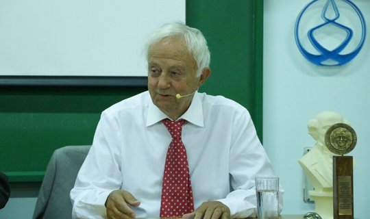 Xəstəliklərin artmasının səbəbi insanların çox dərman içməsidir - Məşhur yazıçı