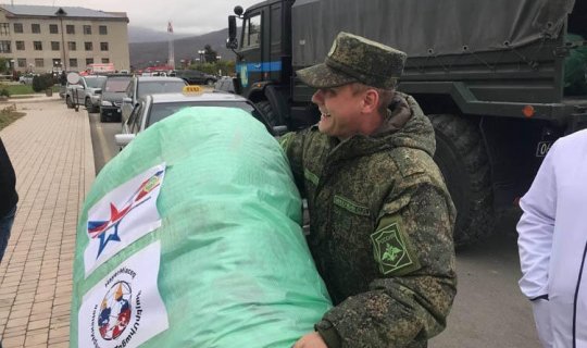Rusiyalı sülhməramlılar Xankəndində adyal paylayır, 