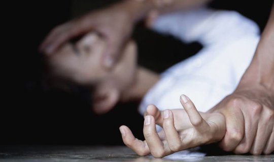Zorlanmaya görə həbsdə olmuş şəxs azadlığa çıxıb məktəbliyə təcavüz etdi – MƏHKƏMƏ İŞİ