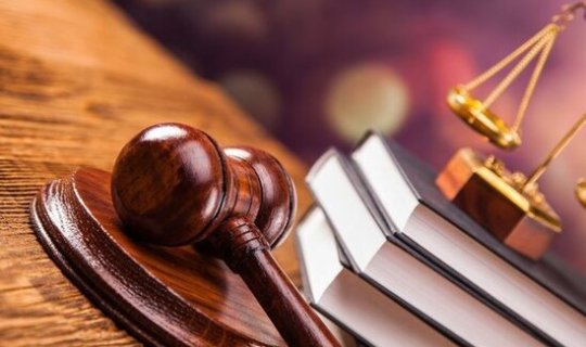 Bacısını çantasından siqaret çıxdığına görə qayçı ilə vurdu, azadlıqda qaldı - HÖKM