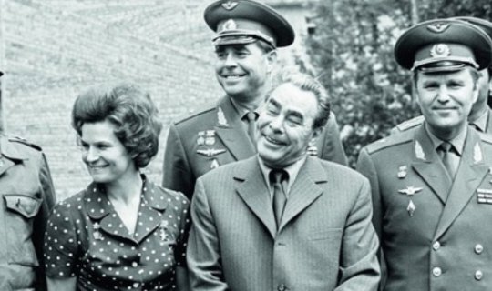 Bir ildə iki dəfə “qəhrəman” adı alan kosmonavt – Brejnev Şatalova daha bir mənzil verib