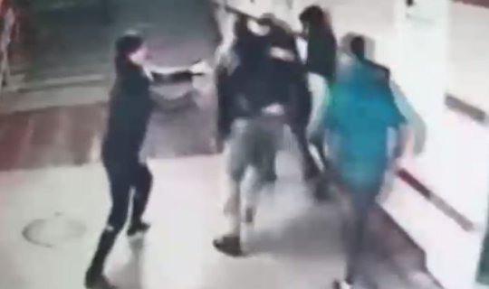 Yeraltı keçiddə dava: 3 nəfər bir kişini döydü - VİDEO