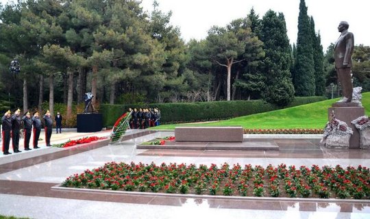 Generallar Heydər Əliyevin məzarını ziyarət etdi - FOTO