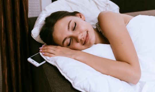 Gecə telefonu yastığın altına qoyanlara XƏBƏRDARLIQ
