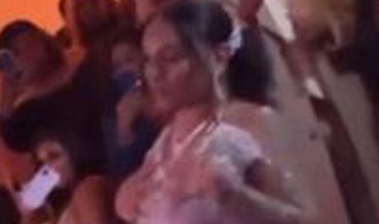 Toyda gəlin bəyin qarşısında elə rəqs etdi ki - sosial mediada gündəm oldu - VİDEO