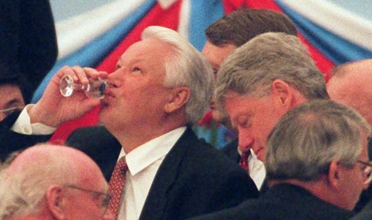 Boris Yeltsin və Bill Klinton Kremlin tualetində necə araq içiblər? - FOTO